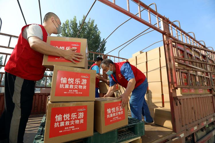 套野外睡袋和防潮地垫装车启运泸定灾区不朽情缘平台网站山东滨州：3200(图2)